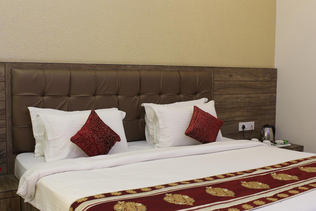 Regal Hotel And Restaurant มถุรา ภายนอก รูปภาพ